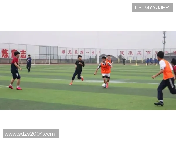 足球场上独具魅力的X型腿球星：技术与风采的完美融合