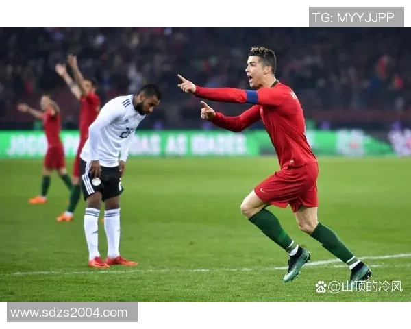 踢足球的球星展现英俊风采 帅气身影瞬间吸引眼球